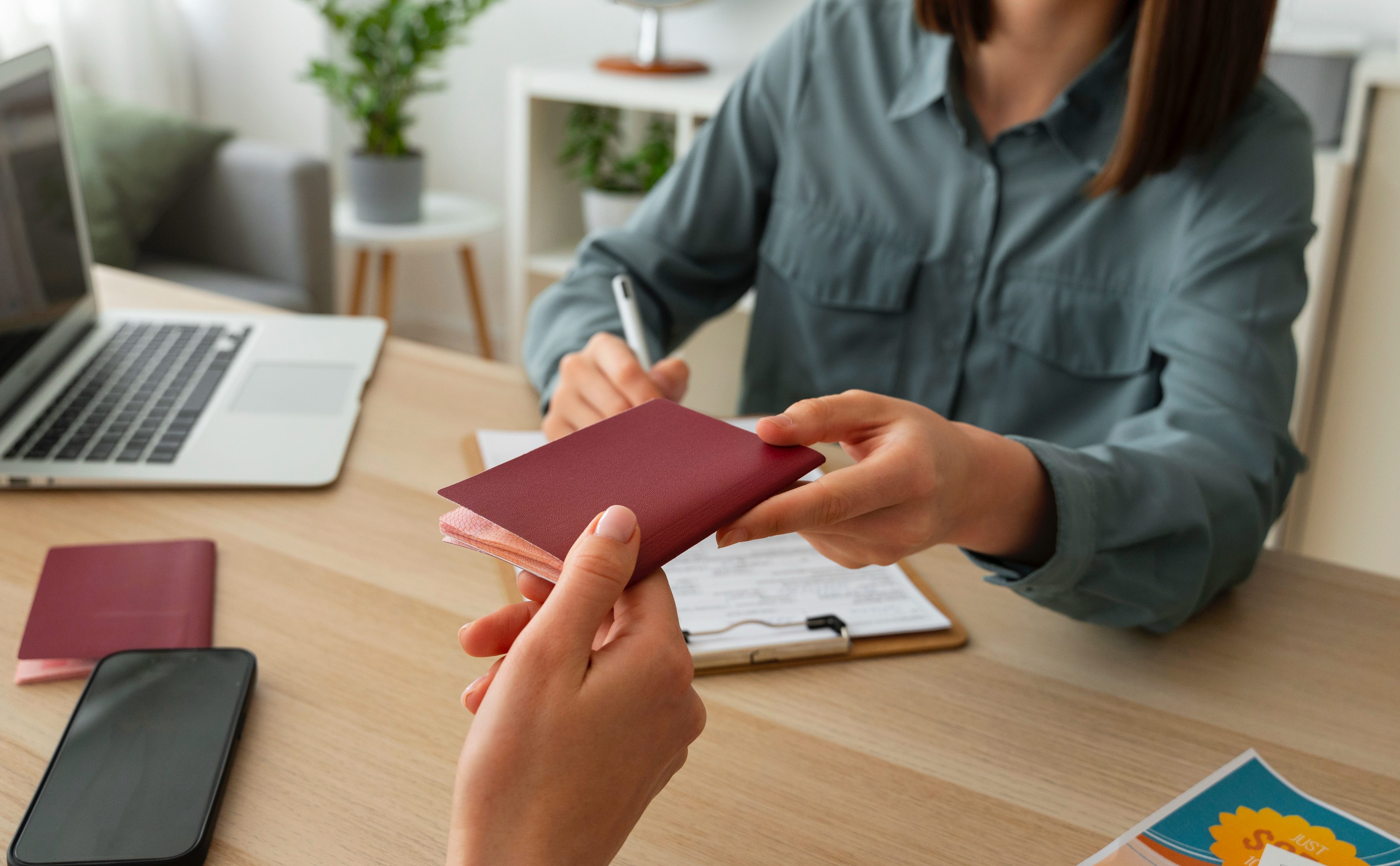 Как в программе 1С:Зарплата и управление персоналом (1С:ЗУП) изменить паспортные данные сотрудника?